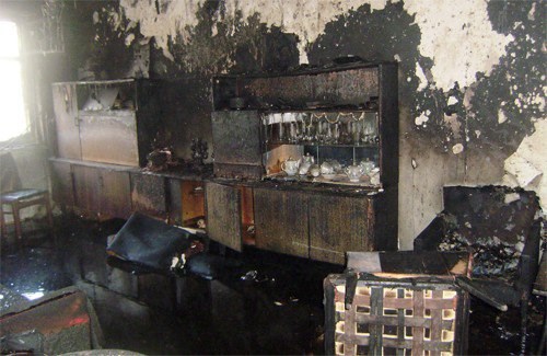 Престарелая жительница дома по улице  Пушкинской решила спалить ненужные вещи и развела в квартире костер