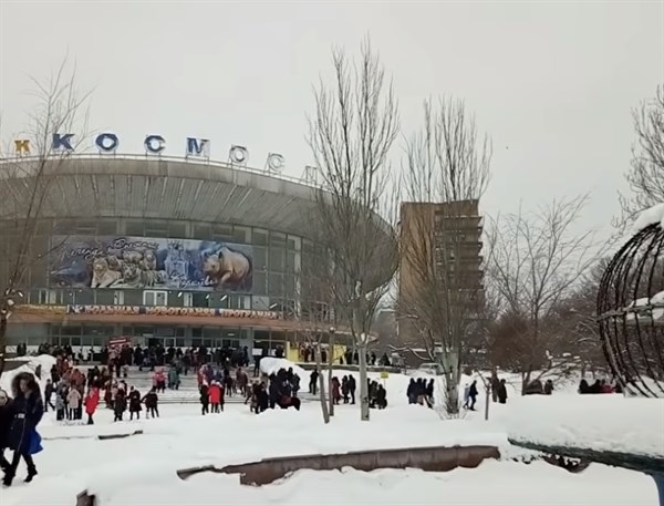 Рождественский Донецк: ВИДЕО из города, который завалило снегом 