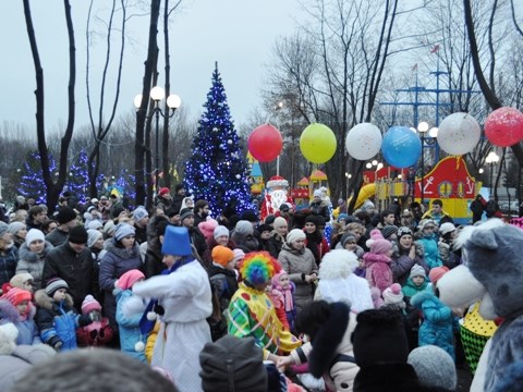  В Горловке на Рождество Христово детей развлекали снеговики, скоморохи, ряженые и куклы-великаны (ФОТО)