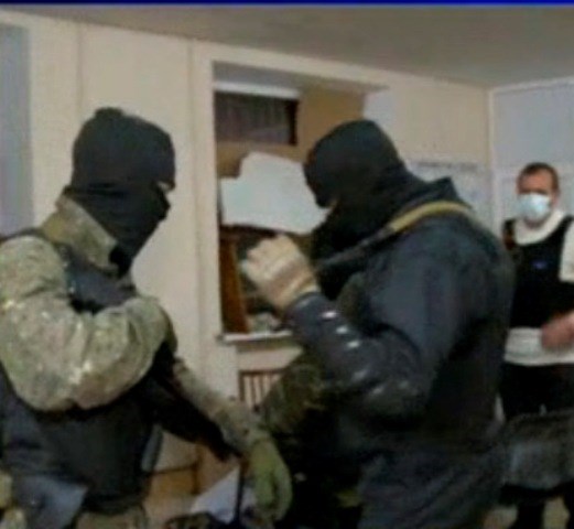В здании Горловского горуправления милиции люди с оружием. По их словам, готовятся  к штурму со стороны тех, кто отказался работать под флагом Донецкой республики  (ВИДЕО)