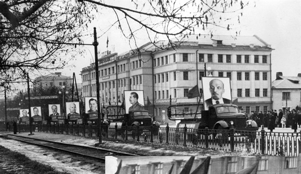 Назад в 50-е: Виталий Король собрал уникальную коллекцию раритетных фотографий Горловки