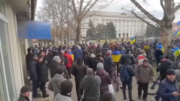 Жители украинских городов, захваченных русскими оккупантами, гонят их как могут (ВИДЕО)