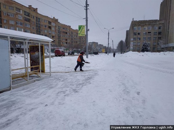 В Горловке показали работу коммунальных служб, которые чистят город от снега
