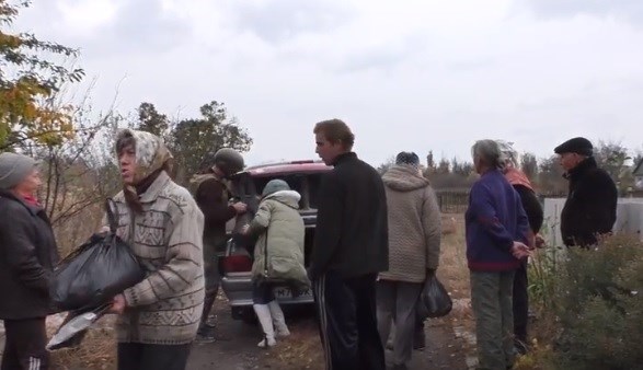 В прифронтовые поселки Горловки привезли гуманитарную помощь 