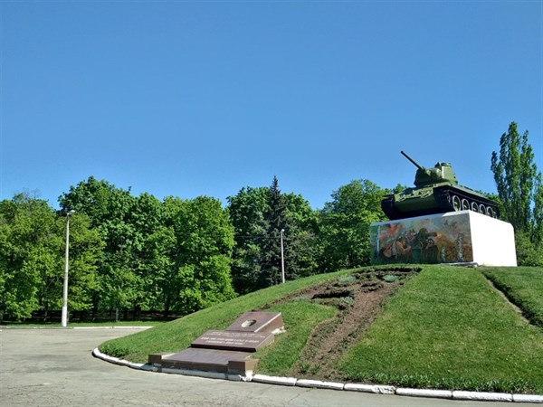 В Горловке разрисовали военной тематикой танк на братской могиле (ФОТОФАКТ)