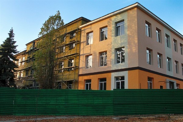 Возле ремонтируемой детской больницы по улице Рудакова в Горловке может появиться парковка 