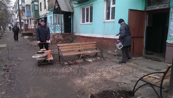 Подарок к 8 марта: в Горловке местный житель устанавливает лавочку на улице Пушкинской для всех женщин (ФОТОФАКТ)