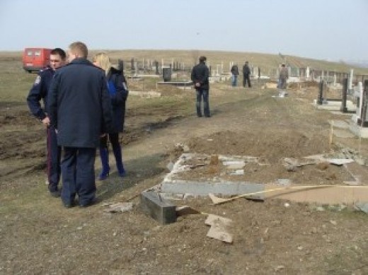 Смотрители кладбища в поселке Румянцева устроили самосуд над вандалами
