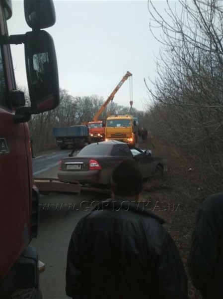 На трассе Ясиноватая - Горловка ДТП: водитель Приоры столкнулся с грузовиком. Пострадавшие горловчане