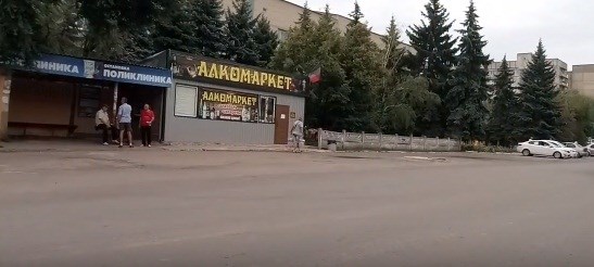 Возле поликлиники "Алкомаркет": жизнь горловского жилмассива Комсомольский