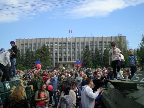 Горловчане с удовольствием фотографировались с оружием в руках на праздновании дня Победы