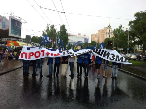 Горловчане и их роль в антифашистском митинге в Донецке: беспартийный мэр Горловки в первых рядах на "регионаловской" акции