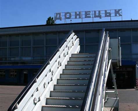  В аэропорту Донецка аварийно приземлился самолет: выехал за пределы взлетной полосы и разломался. Погибло 5 человек