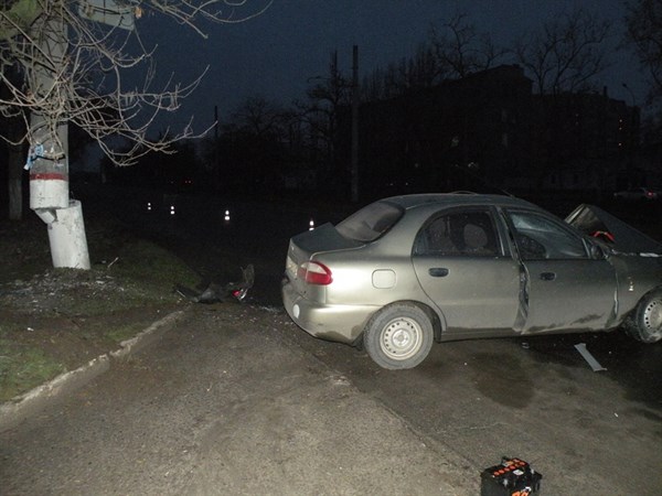 Ночью в Калиновке водитель "Ланоса" врезался в столб. Вышел из машины и скрылся в посадке 