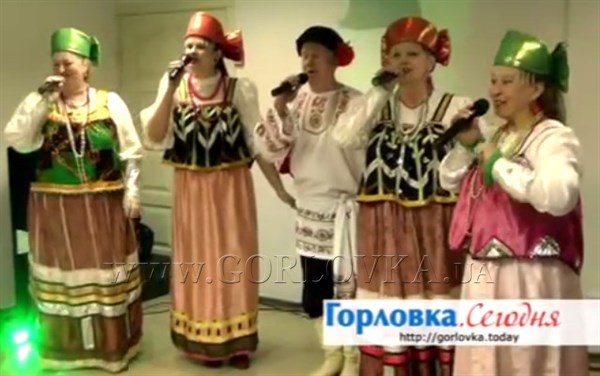 Боевиков из Горловки развлекают творческие коллективы города, танцуют и поют для армии Новороссии. ВИДЕО