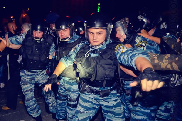 "Это война... война власти против ее народа", - говорят горловчане, находившиеся сегодня ночью на Евромайдане в Киеве, когда беркутовцы разгоняли активистов