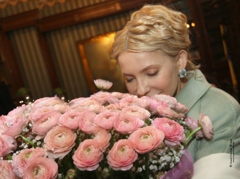 С Днем Рождения, Юля: горловские соратники Тимошенко поздравляют своего лидера и везут ей в колонию цветы