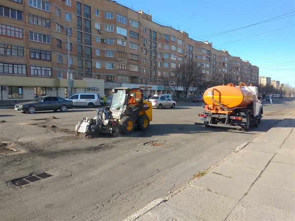 На проспекте Победы в Горловке делают ямочный ремонт (ФОТОРЕПОРТАЖ)