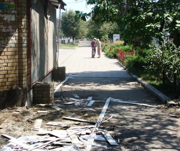 В одном из горловских поселков люди на костре готовят еду, а на терриконах вокруг ртутного комбината тренируются в стрельбе боевики ДНР