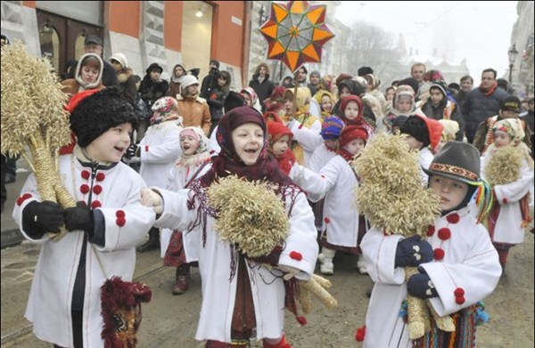 Рождество на площади Победы: с танцами, колядками и призами