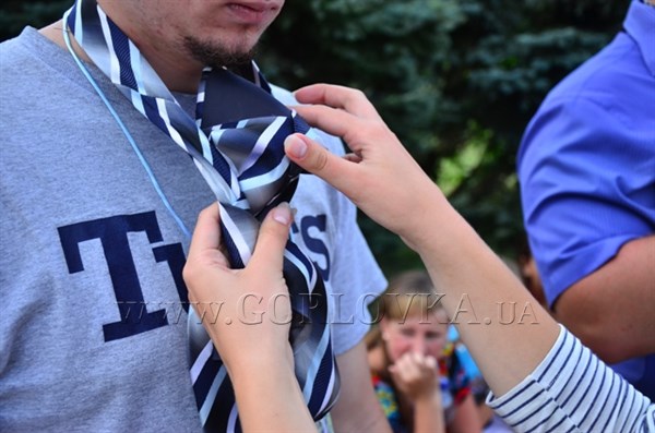 Молодежный парламент Горловки провел мастер-классы по завязыванию шнурков, шарфов и галстуков 