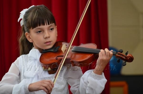 Три горловские скрипачки стали лауреатами престижного конкурса в Ялте: девочки мечтают, чтобы их скрипки прозвучали в Чехии, но на это нет средств