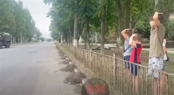 Дети Горловки роют окопы и кричат военному транспорту: "Слава России" 