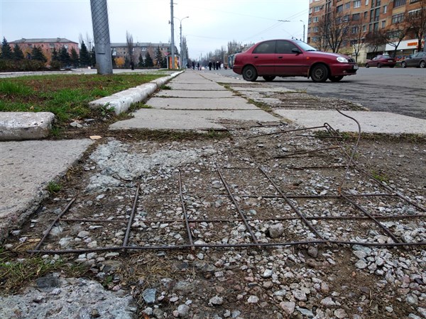В районе городской администрации в Горловке разрушена дорога. Тут регулярно страдают пешеходы 