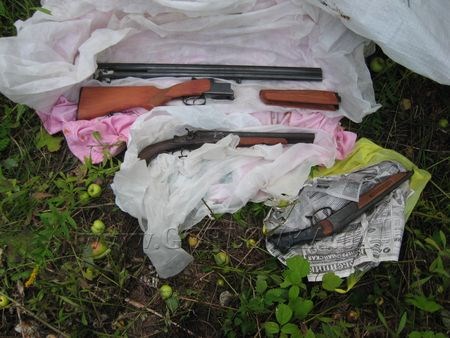 Милиционеры нашли в лесопосадке тайник с похищенным при силовом захвате Горловского горуправления оружием