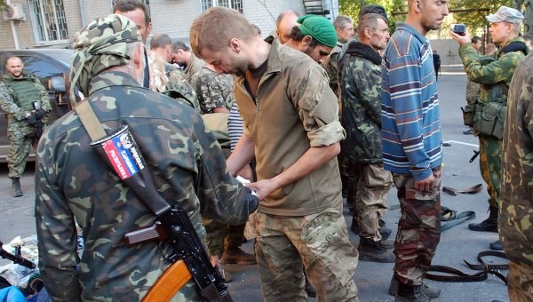 Президент Украины заявил, что в Горловке освобождены шесть заложников, но фамилии не на звал 