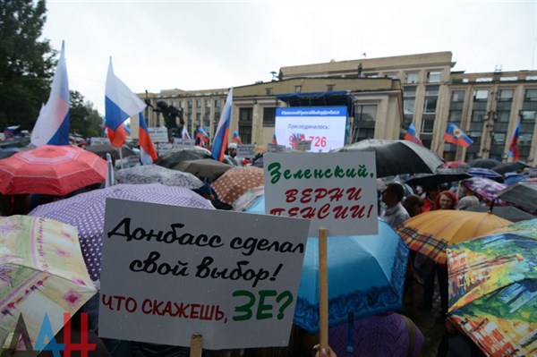 "Нас миллион, Зеленский, как слышно", - кричали президенту Украины из оккупированного Донецка