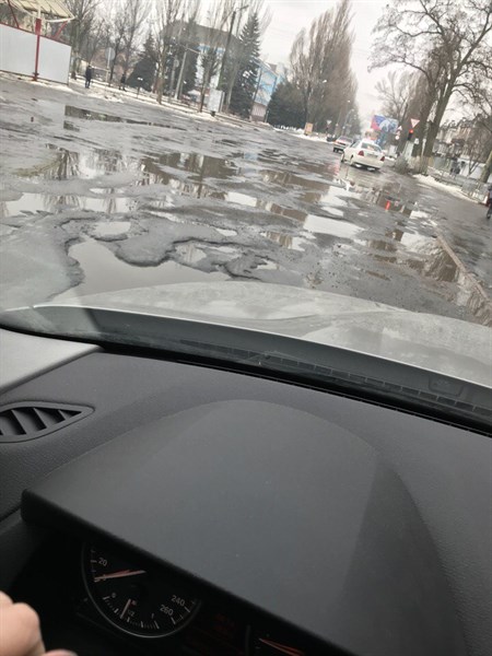 Центральная улица Горловки превратилась в трамплин из ям (ФОТОФАКТ)