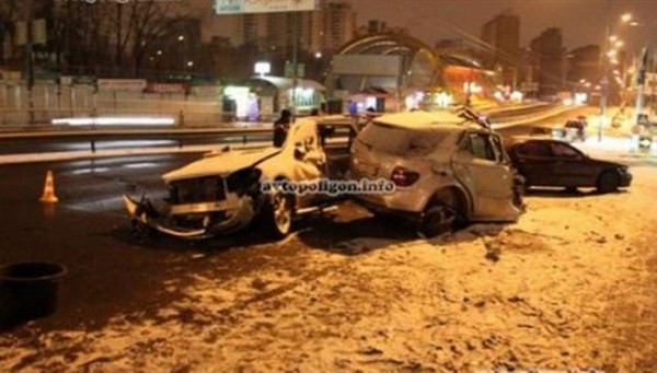 В Киеве "Мерседес" во время ДТП разорвало на две части. По уточняющимся данным, за рулем был 30-летний горловчанин