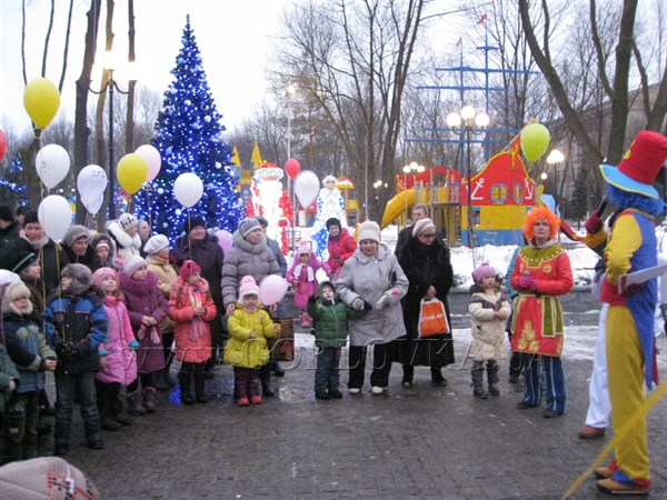 В День Святого Николая на Соборной площади малыши делали веселую зарядку и пускали в небо воздушные шарики (ВИДЕО)
