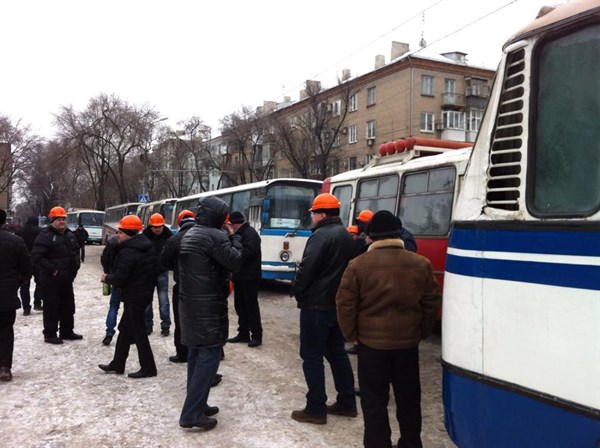 На передовой: горловские шахтеры уехали защищать донецкого губернатора от "боевиков Майдана" (ФОТО, ВИДЕО)