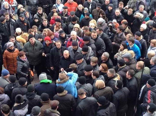 Донецкий горсовет поддержал митингующих и тоже требует референдума о судьбе Донбасса