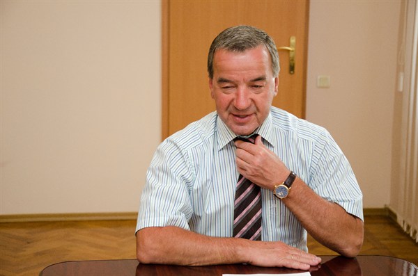 «Скромный директор»: кандидат от Партии регионов Анатолий Гончаров на шахтерскую зарплату купил  Porsche Cayenne 