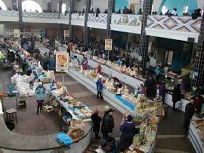 "Видали мы их блокаду": на рынке в оккупированной Горловке изобилие молочной и мясной продукции  