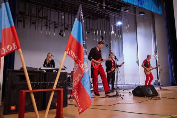 Для горловчан спели музыканты из Астрахани, которые были окружены спецназом