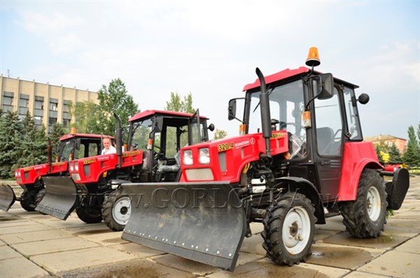 Свершилось: в Горловку прибыли 3 трактора для уборки на улицах. Их ожидали с осени 2012 года (ФОТО, ВИДЕО)