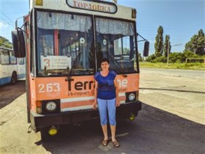 36 лет за рулем: о чем мечтает водитель троллейбуса из Горловки  