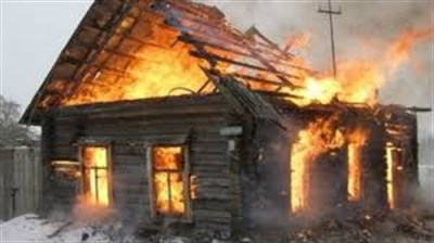 В поселке Аксеновка в Горловке загорелся сарай и дом: пострадавших нет