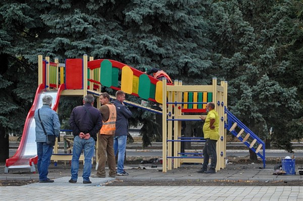 Как выглядит детская площадка по бульвару Димитрова в Горловке после реконструкции (ФОТОРЕПОРТАЖ)