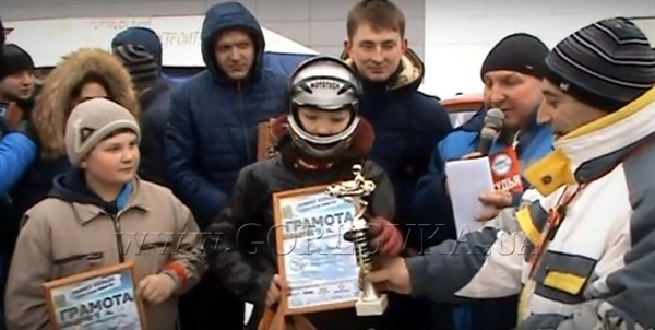 В оккупированной Горловке девочку-победительницу в соревнованиях по картингу наградили кубком Украины