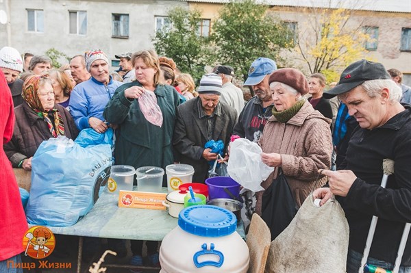 В Донецке, Краматорске, Харцызске  волонтеры кормят людей бесплатной кашей. Пенсионеры довольны  