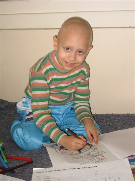 В борьбе с раком: 5-летнему Егорке предстоит 12 блоков химиотерапии, но малыш готов к сражению с невидимым врагом  