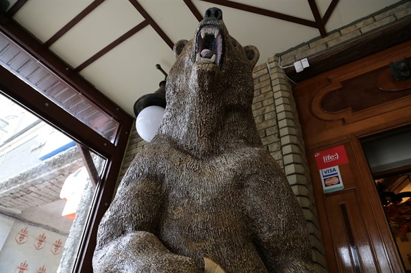 В один из ресторанов Горловки вернулся медведь (ФОТОФАКТ)