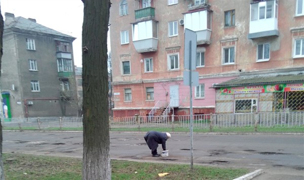 В Горловке жители самостоятельно засыпают ямы на дорогах (ФОТОФАКТ)