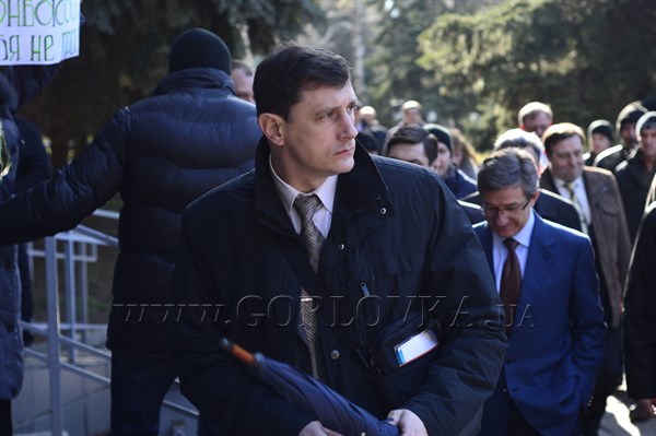 Агрессивные митингующие из Горловки поехали за губернатором в Артемовск и бросались под колеса