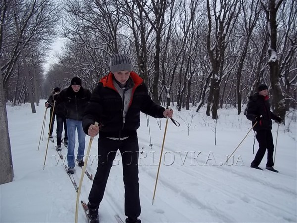 За день до лыжного пробега:  сайт Gorlovka.ua наблюдал, как студенты учились кататься на советских лыжах 